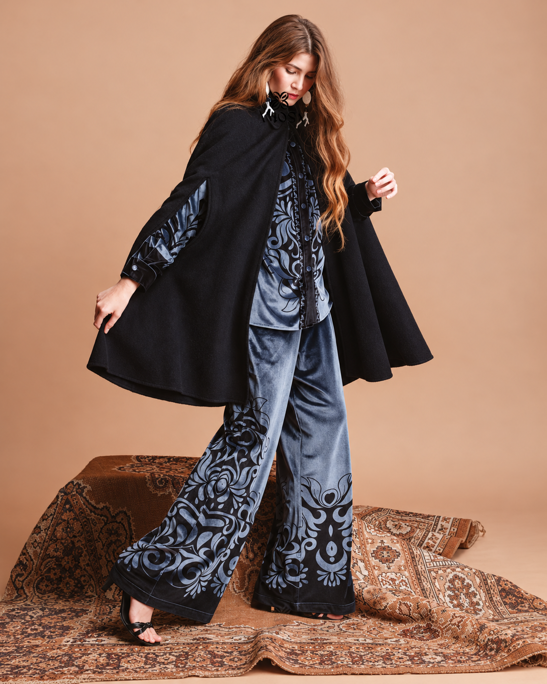 AMOSA – PANTALONE PALAZZO IN VELLUTO CON STAMPA ORNAMENTALE