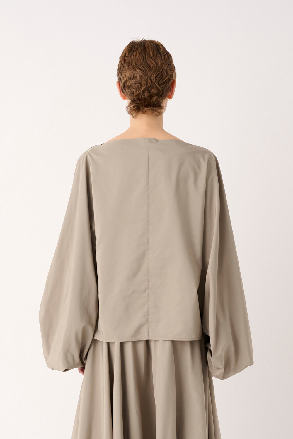MEIMEIJ – BLUSA CON SCOLLO A BARCA E MANICHE VOLUMINOSE
