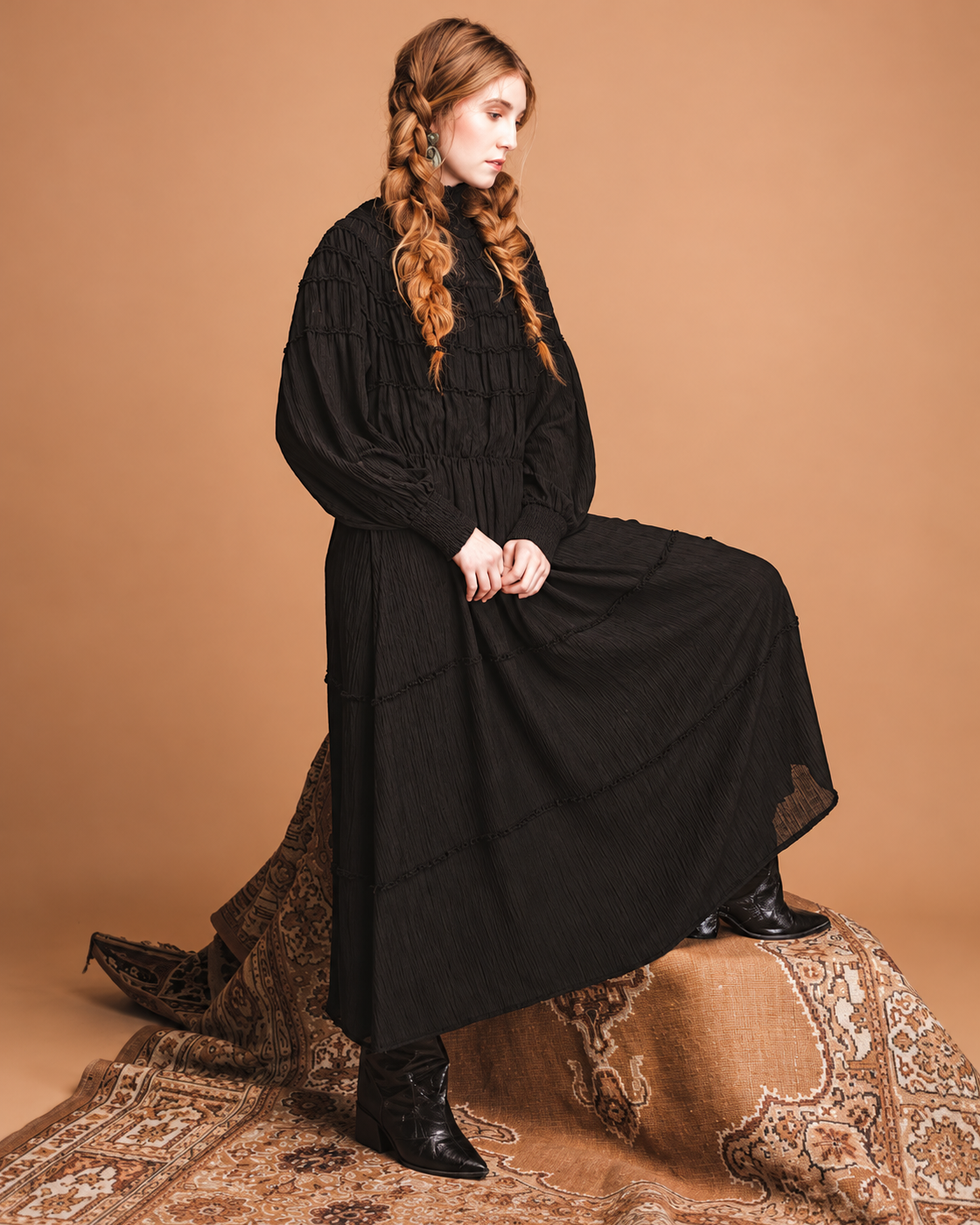 AMOSA – ABITO MIDI CON COLLO ALTO E DETTAGLI ARRICCIATI