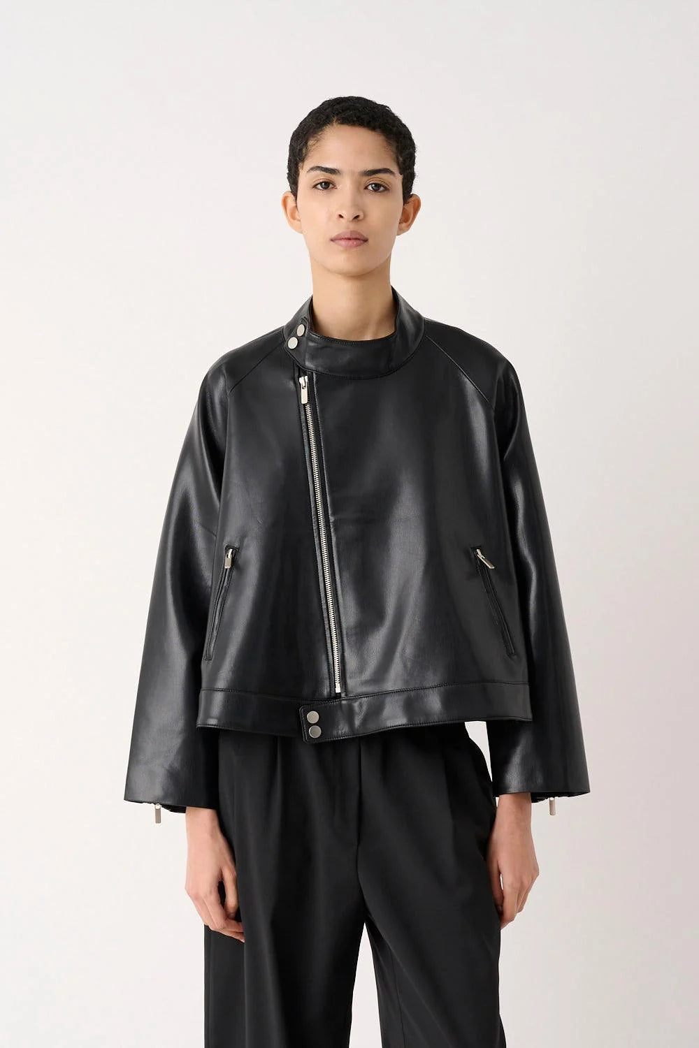 MEIMEIJ – GIUBBINO SVASATO EFFETTO PELLE CON ZIP METALLICHE