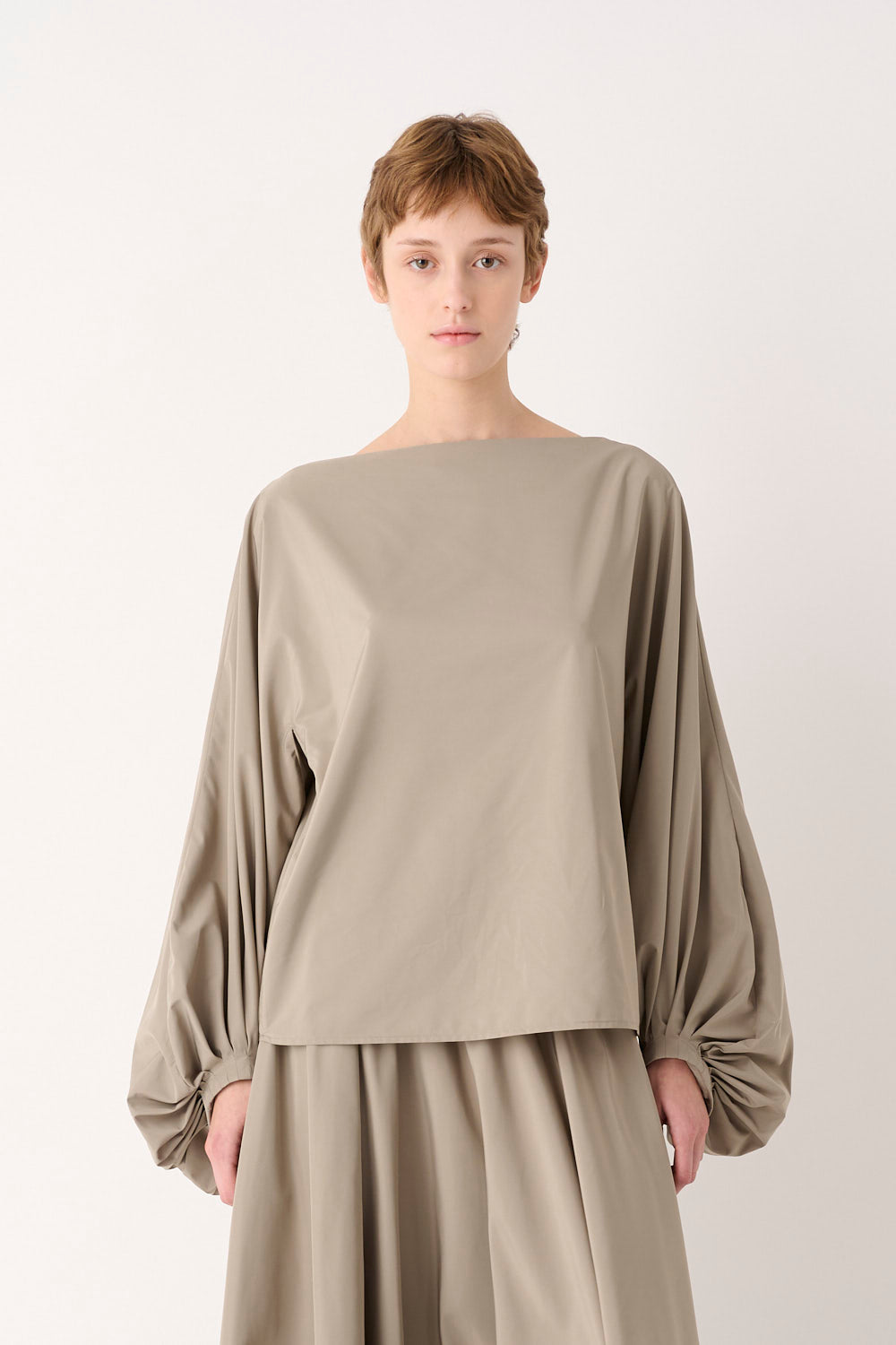 MEIMEIJ – BLUSA CON SCOLLO A BARCA E MANICHE VOLUMINOSE