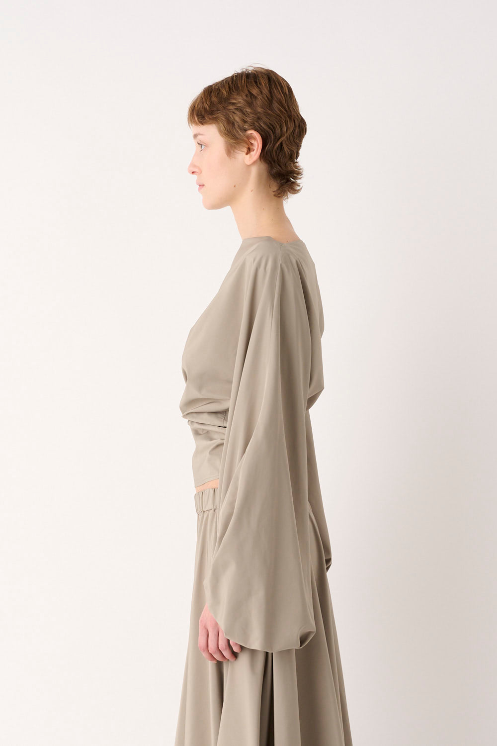 MEIMEIJ – BLUSA CON SCOLLO A BARCA E MANICHE VOLUMINOSE