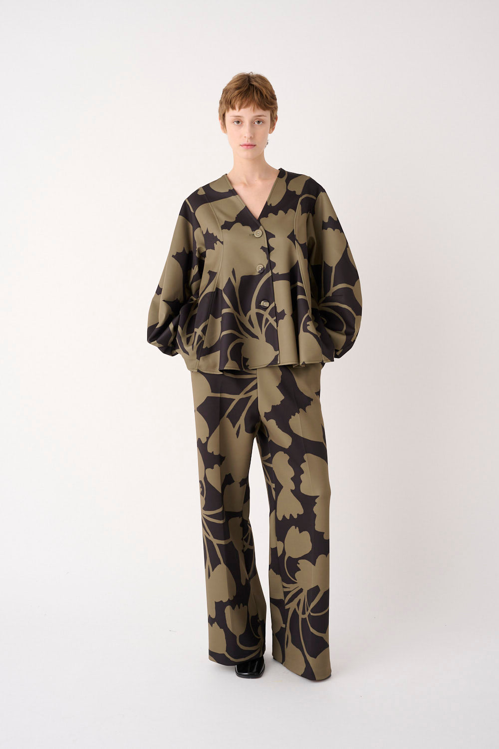 MEIMEIJ – PANTALONE AMPIO IN SCUBA CON STAMPA FLOREALE