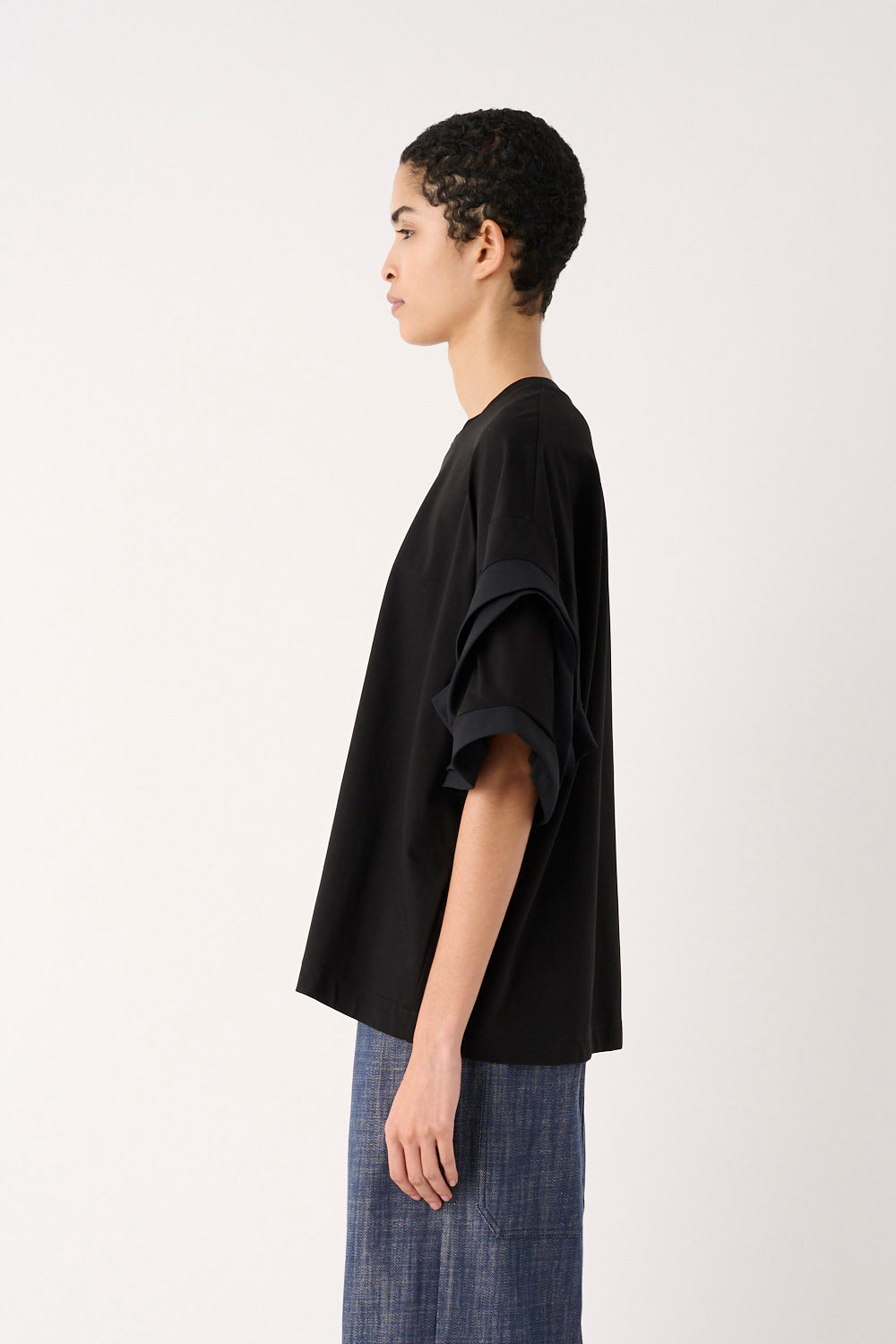 MEIMEIJ – T-SHIRT GIROCOLLO CON VOLANT SULLE MANICHE