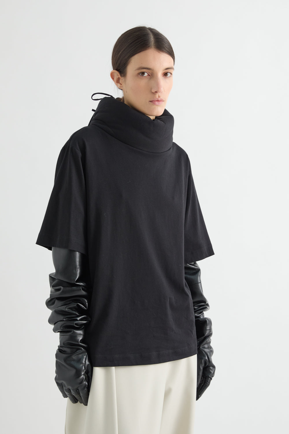 MEIMEIJ – T-SHIRT CON MAXI COLLO E FIOCCHI SUL RETRO